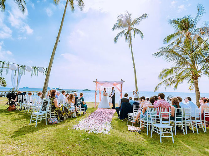 InterContinental Beachfront Lawn（洲际海滩草坪）